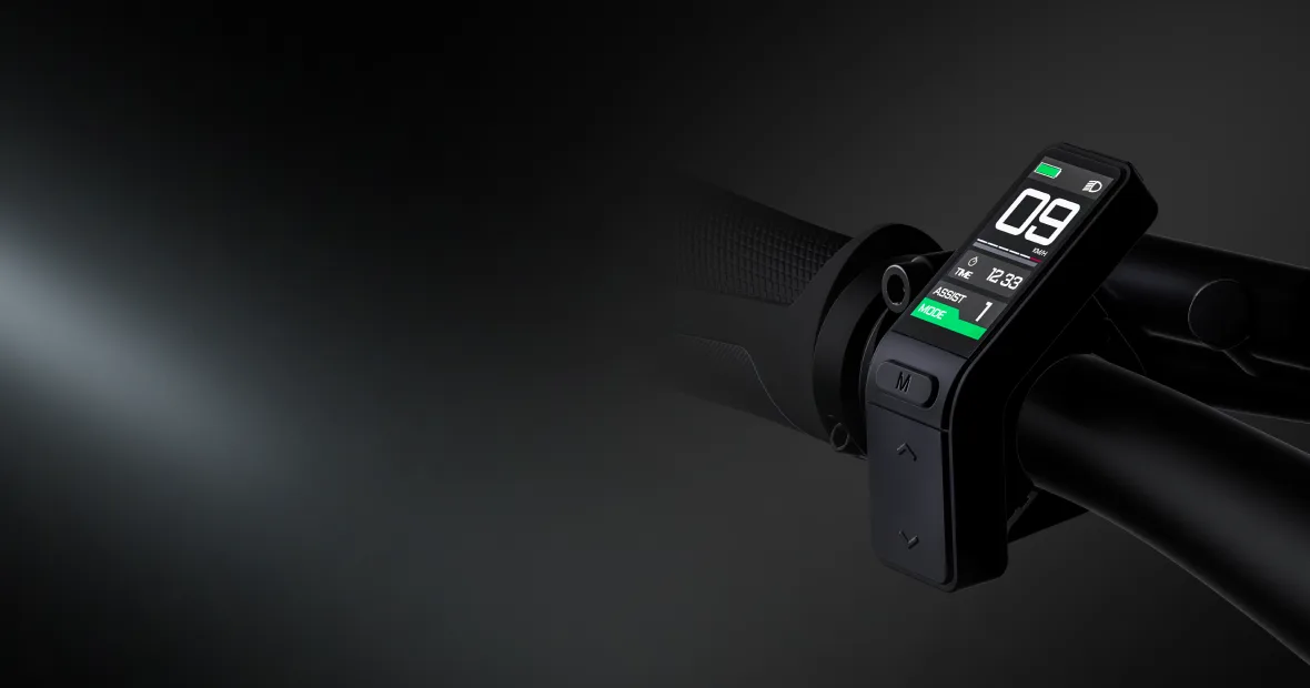 Detailansicht des Displays und der Bedienelemente am Lenker eines TENWAYS CGO600 Pro E-Bikes mit Anzeige von Geschwindigkeit und Unterstützungsmodus.