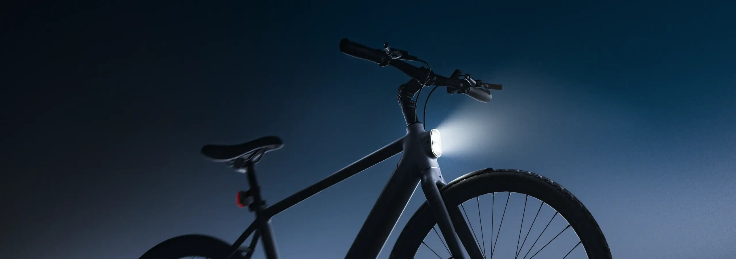 Das TENWAYS CGO600 Pro E-Bike von vorne, mit Fokus auf den integrierten Scheinwerfer und die Lenkerpartie.