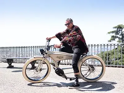 Mann auf einem Ruffian E-Bike im Freien