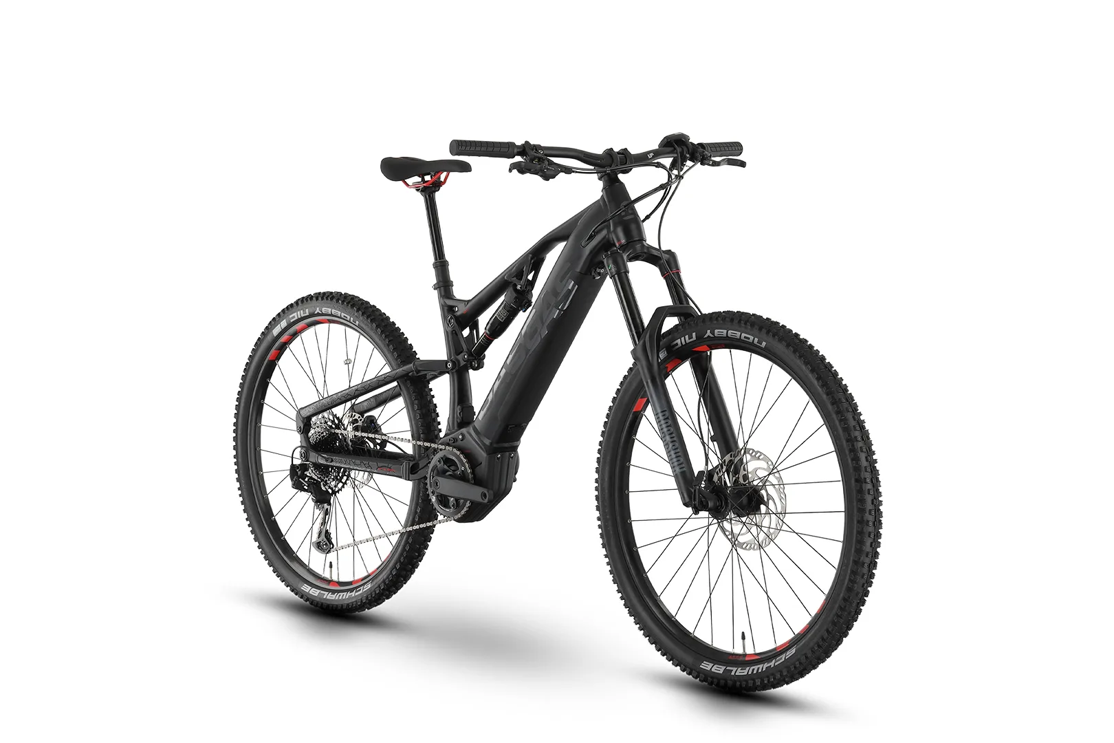 Ganzansicht eines schwarzen GASGAS TRA SE E-Mountainbikes mit roten Akzenten auf den Felgen und am Sattel, freigestellt vor weißem Hintergrund.