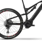 Seitenansicht eines schwarzen GasGas TRA SE E-Mountainbikes mit Fokus auf das Hinterrad, die Federung und den integrierten Akku.