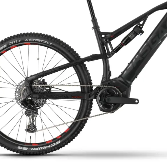 Seitenansicht eines schwarzen GasGas TRA SE E-Mountainbikes mit Fokus auf das Hinterrad, die Federung und den integrierten Akku.