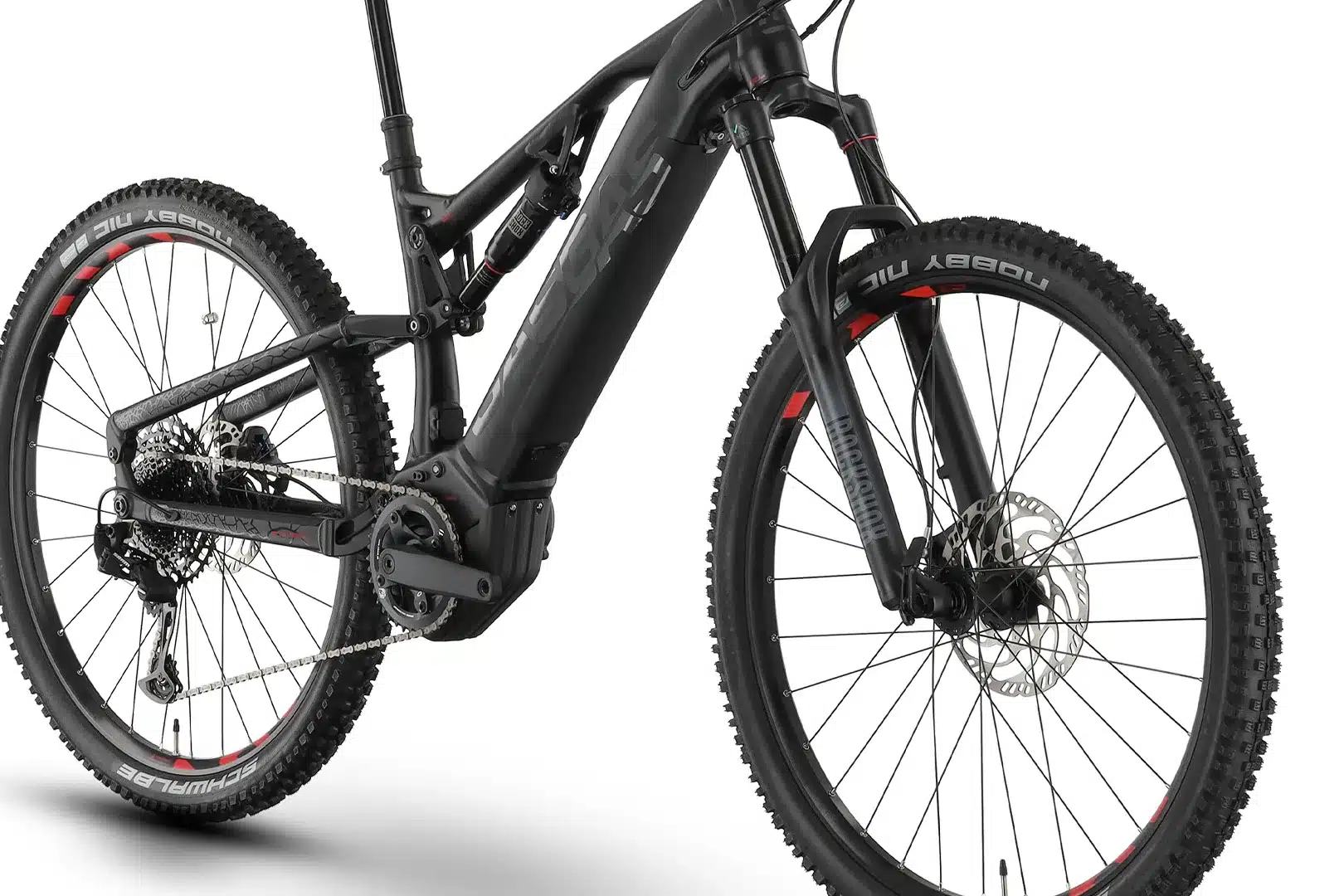 Vorderansicht eines schwarzen GASGAS TRA SE E-Mountainbikes mit Fokus auf die Vorderradaufhängung und das Vorderrad.