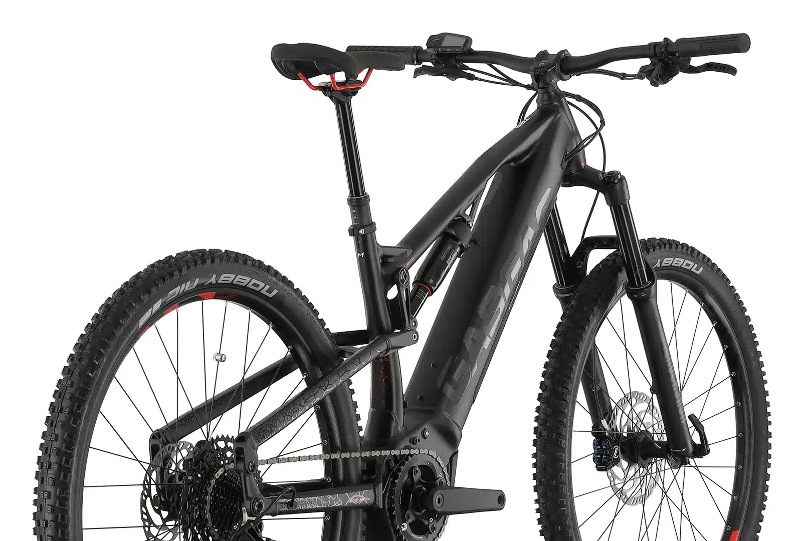Vorder- und Hinterrad eines schwarzen GASGAS TRA SE E-Mountainbikes mit Fokus auf den Rahmen, die Federung und die Reifen.