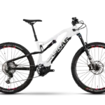 GASGAS TRC SE E-Mountainbike mit weißem Carbonrahmen, schwarzen Komponenten und roten Akzenten an den Felgen.