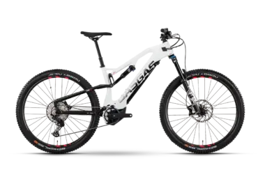 GASGAS TRC SE E-Mountainbike mit weißem Carbonrahmen, schwarzen Komponenten und roten Akzenten an den Felgen.