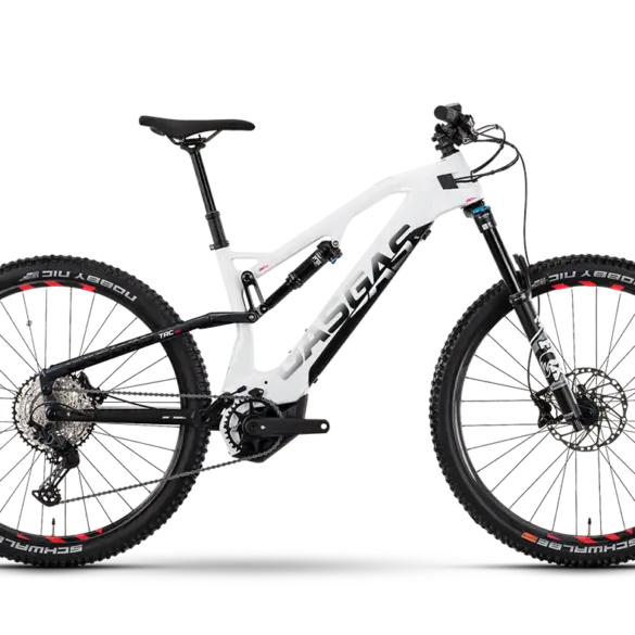 GASGAS TRC SE E-Mountainbike mit weißem Carbonrahmen, schwarzen Komponenten und roten Akzenten an den Felgen.