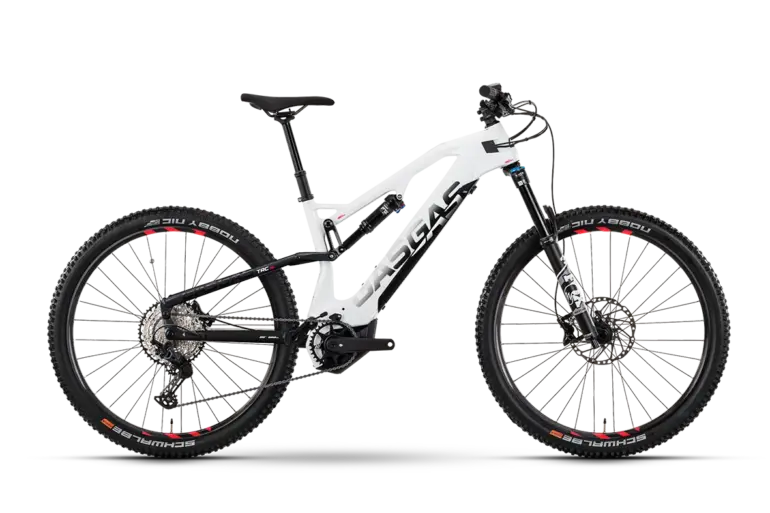 GASGAS TRC SE E-Mountainbike mit weißem Carbonrahmen, schwarzen Komponenten und roten Akzenten an den Felgen.