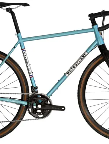 Seitenansicht des Motobécane 1923-73 Team Champion Gravelbikes in Hellblau, mit Reynolds Schriftzug am Sitzrohr und "Motobecane" Schriftzug am Unterrohr.