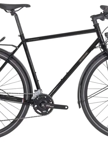 Schwarz lackiertes Motobécane Randonneur Fahrrad mit Gepäckträgern, Schutzblechen und breiten Reifen.