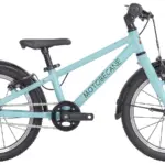 Hellblaues 16-Zoll-Kinderrad mit dem Schriftzug "MOTOBÉCANE" auf dem Rahmen, Vorderrad- und Hinterradbremse, Kettenschutz und montierten Schutzblechen und Ständer.