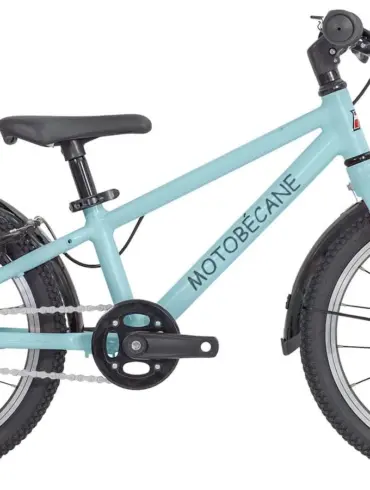 Hellblaues 16-Zoll-Kinderrad mit dem Schriftzug "MOTOBÉCANE" auf dem Rahmen, Vorderrad- und Hinterradbremse, Kettenschutz und montierten Schutzblechen und Ständer.