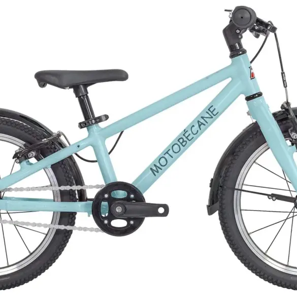 Hellblaues 16-Zoll-Kinderrad mit dem Schriftzug "MOTOBÉCANE" auf dem Rahmen, Vorderrad- und Hinterradbremse, Kettenschutz und montierten Schutzblechen und Ständer.