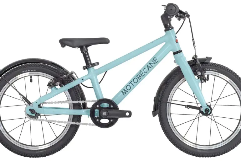 Hellblaues 16-Zoll-Kinderrad mit dem Schriftzug "MOTOBÉCANE" auf dem Rahmen, Vorderrad- und Hinterradbremse, Kettenschutz und montierten Schutzblechen und Ständer.