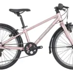 Seitenansicht eines rosa ABC Débuts 20" Kinderfahrrads mit silbernem Dekor, Schutzblechen und Seitenständer.