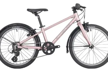 Seitenansicht eines rosa ABC Débuts 20" Kinderfahrrads mit silbernem Dekor, Schutzblechen und Seitenständer.