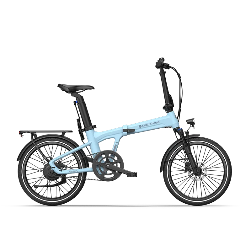ADO Air 20 Pro E-Faltrad in Hellblau mit schwarzen Reifengummis und Felgen, silberner Kette und schwarzem Sattel.