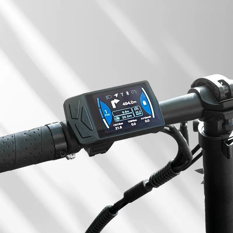 Digitales Farbdisplay mit Navigation, Geschwindigkeit und Akkustand eines ADO Air 20 Pro E-Bikes.