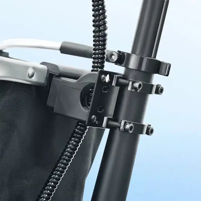 Detailaufnahme der Halterung des Gepäckträgers am Rahmen eines schwarzen ADO Air 20 Ultra 2026 Falt-E-Bikes