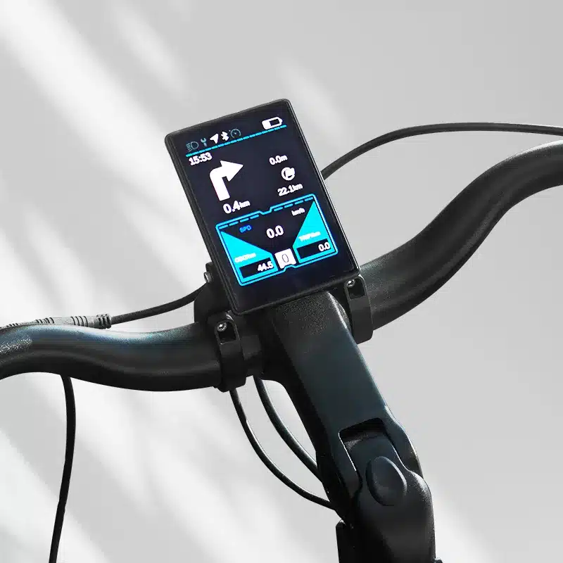 Detailansicht des Bordcomputers eines ADO Air 28 Pro E-Bikes mit Navigationspfeil und Fahrinformationen.