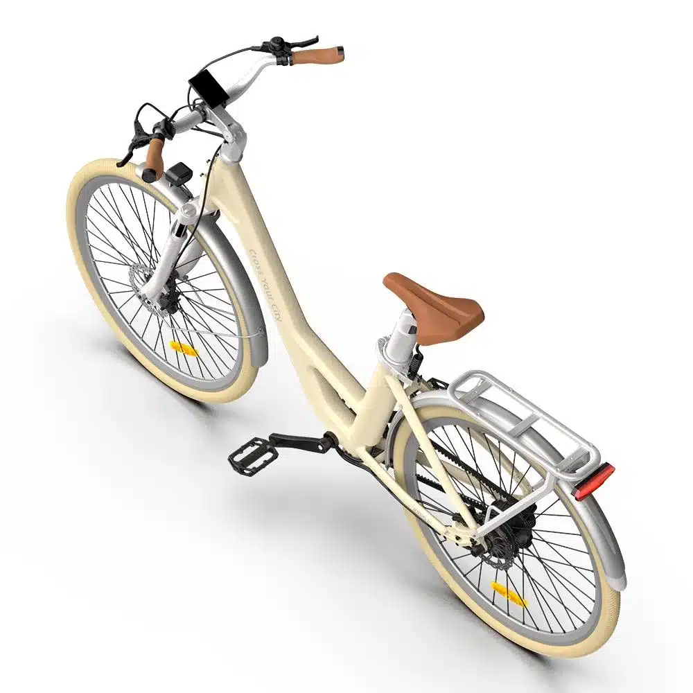 Ein cremefarbenes ADO Air 28 Pro City-E-Bike mit braunem Sattel, Gepäckträger und Kettenschutz auf weißem Hintergrund.