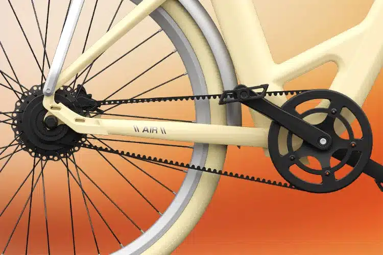 Nahaufnahme des Antriebsstrangs eines ADO Air 28 E-Bikes mit Carbon-Riemen, Kurbel und Hinterradnabe.