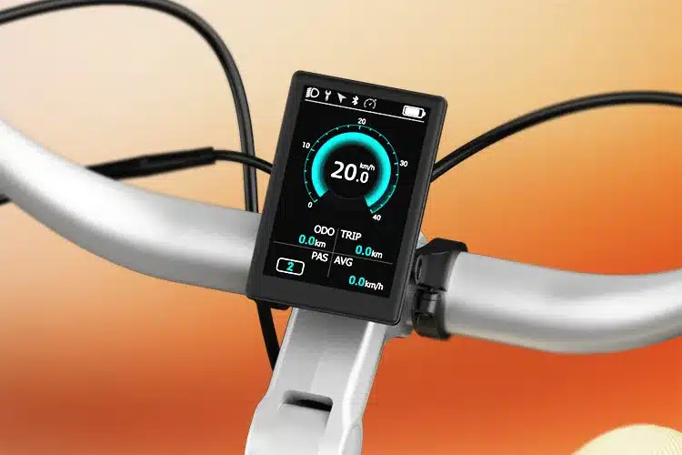 Digitales Farbdisplay eines ADO Air 28 E-Bikes mit Tachoanzeige, Batteriestatus und Fahrinformationen, montiert an einem silbernen Fahrradlenker.