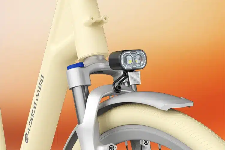 Nahaufnahme des vorderen Teils eines ADO Air 28 E-Bikes in Beige, mit Fokus auf den Doppelscheinwerfer, die Federgabel und das vordere Schutzblech.