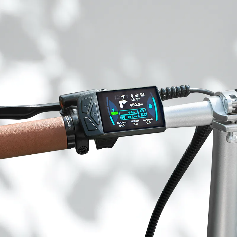 Digitales Farb-Display mit Navigationspfeil und Fahrinformationen, verbunden mit dem Lenker eines ADO Air Carbon E-Bikes.