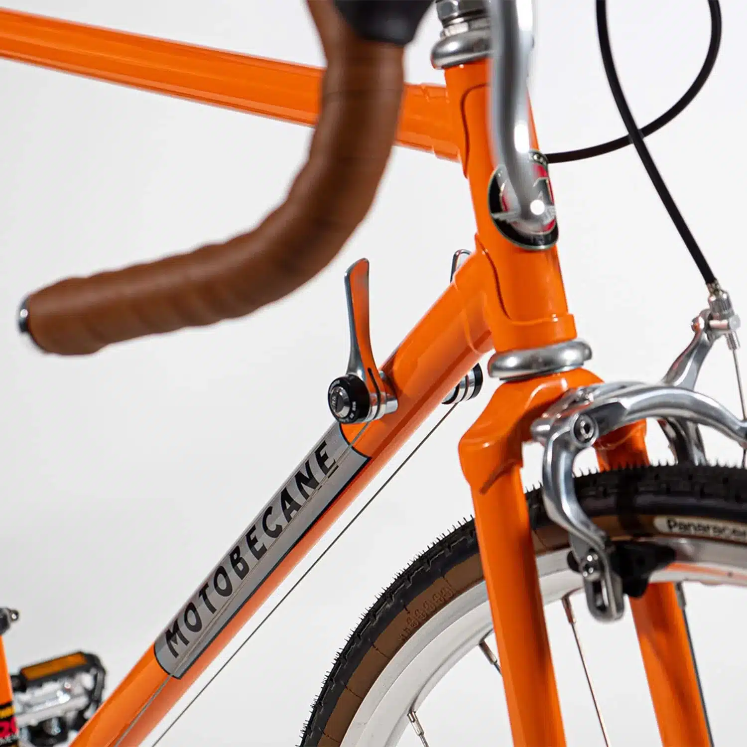 Nahaufnahme eines orangefarbenen Motobecane Fahrradrahmens mit braunem Lenkerband.