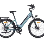 Seitenansicht eines blauen ENGWE P275 SE City-E-Bikes mit Gepäckträger und Beleuchtung.