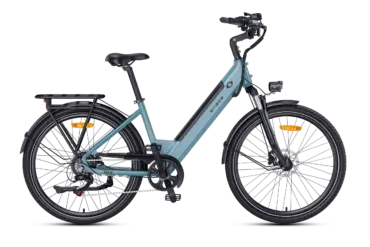 Seitenansicht eines blauen ENGWE P275 SE City-E-Bikes mit Gepäckträger und Beleuchtung.