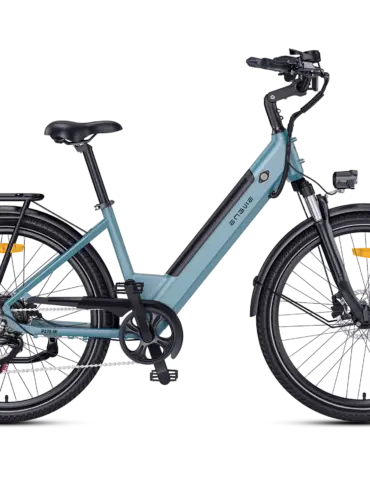 Seitenansicht eines blauen ENGWE P275 SE City-E-Bikes mit Gepäckträger und Beleuchtung.