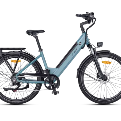 Seitenansicht eines blauen ENGWE P275 SE City-E-Bikes mit Gepäckträger und Beleuchtung.
