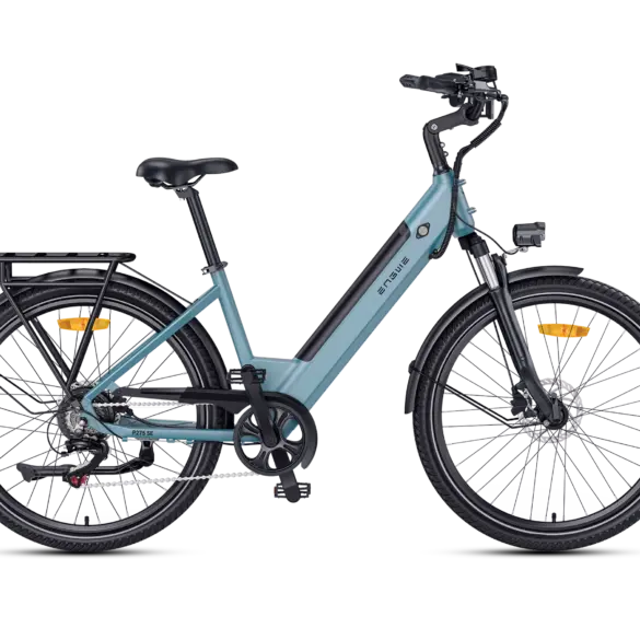 Seitenansicht eines blauen ENGWE P275 SE City-E-Bikes mit Gepäckträger und Beleuchtung.