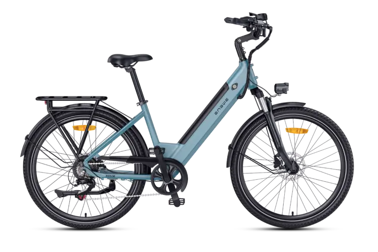 Seitenansicht eines blauen ENGWE P275 SE City-E-Bikes mit Gepäckträger und Beleuchtung.