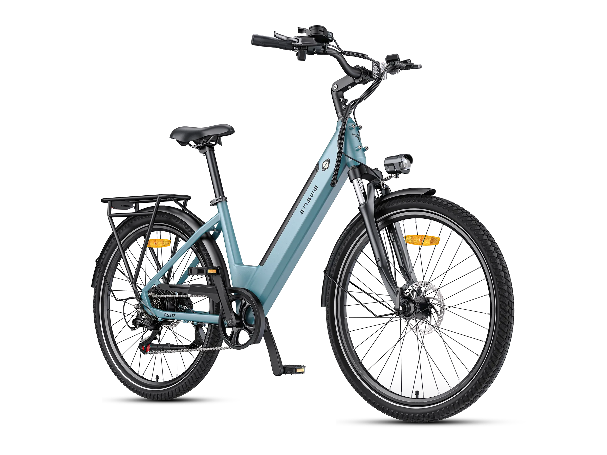 Seitenansicht eines blauen ENGWE P275 SE City-E-Bikes mit Gepäckträger, Helm und Beleuchtung.