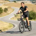 Mann fährt Dukawey T20 Pro E-Bike mit tiefem Einstieg, breiten Reifen und Gepäckträgern auf einer gewundenen Straße.
