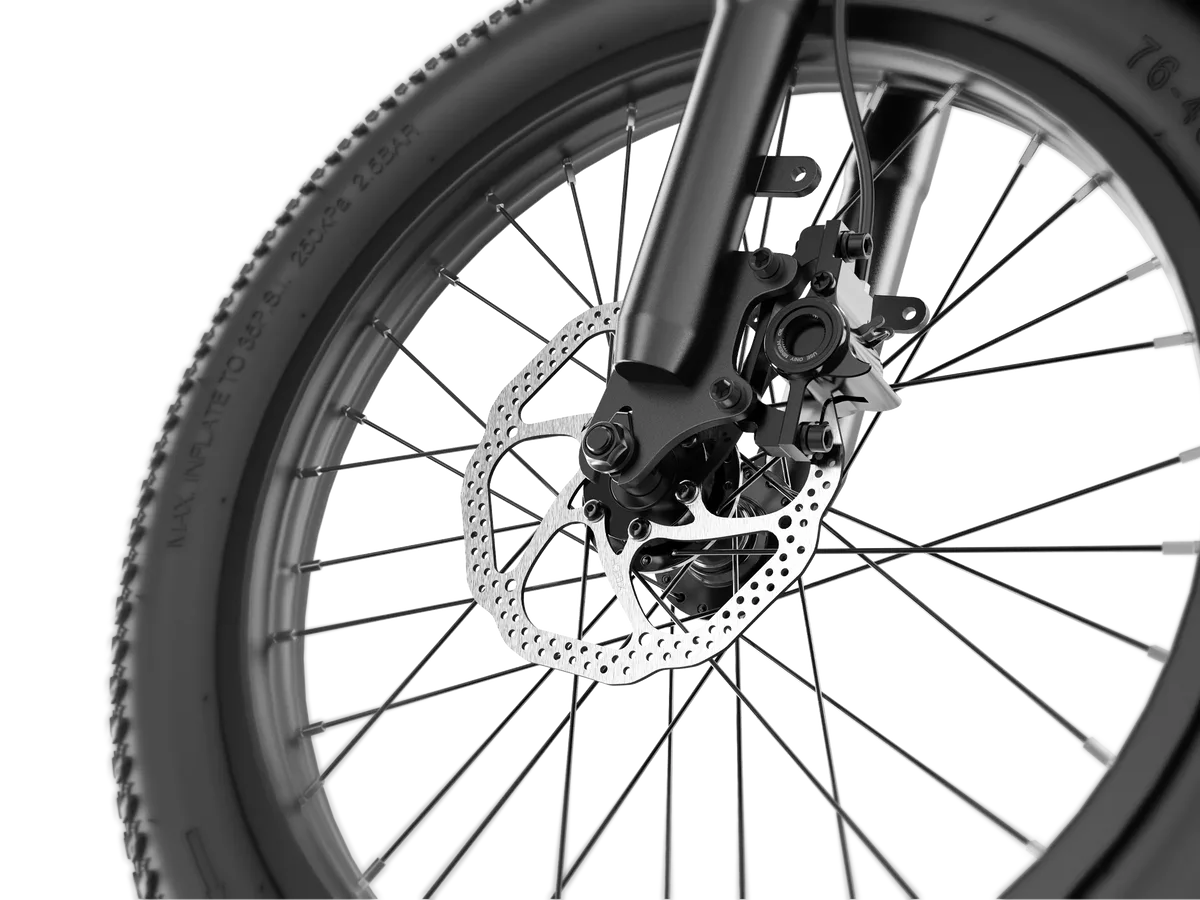Nahaufnahme des Vorderrads eines Dukawey T20 Pro E-Bikes mit hydraulischer Scheibenbremse und Federgabel.