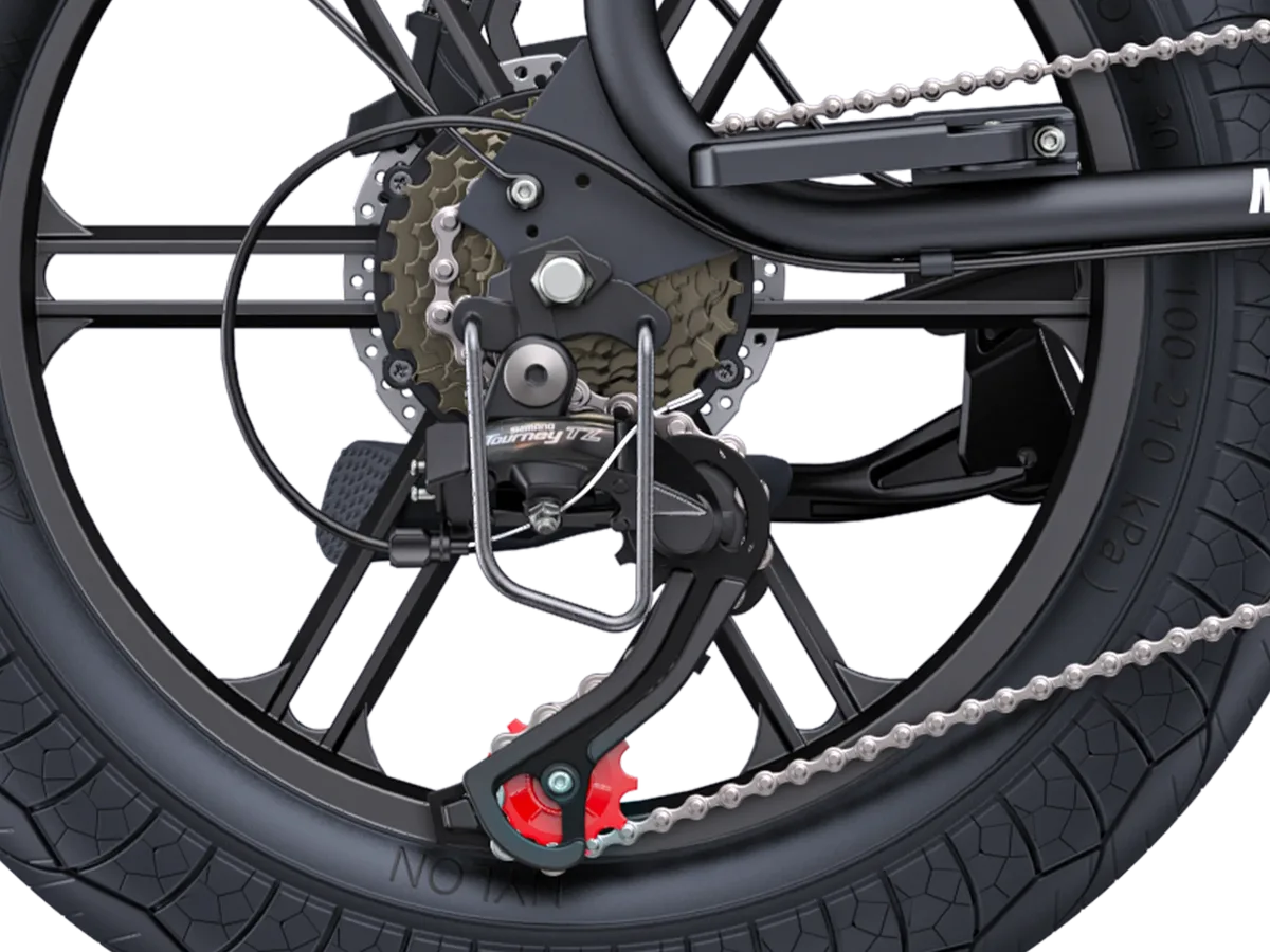 Nahaufnahme des Hinterrads eines ENGWE M1 E-Bikes, das die Fat-Reifen, die Felge, das Shimano Tourney TZ Ritzelpaket und die Kette zeigt.