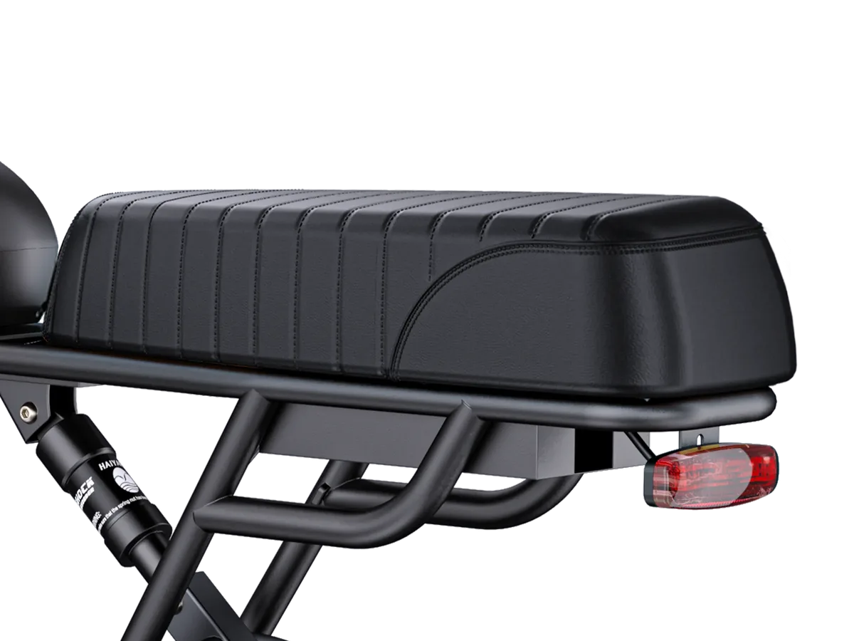 Detailansicht des schwarzen Doppelsitzes mit Steppung und dem Rücklicht eines ENGWE M1 E-Bikes.