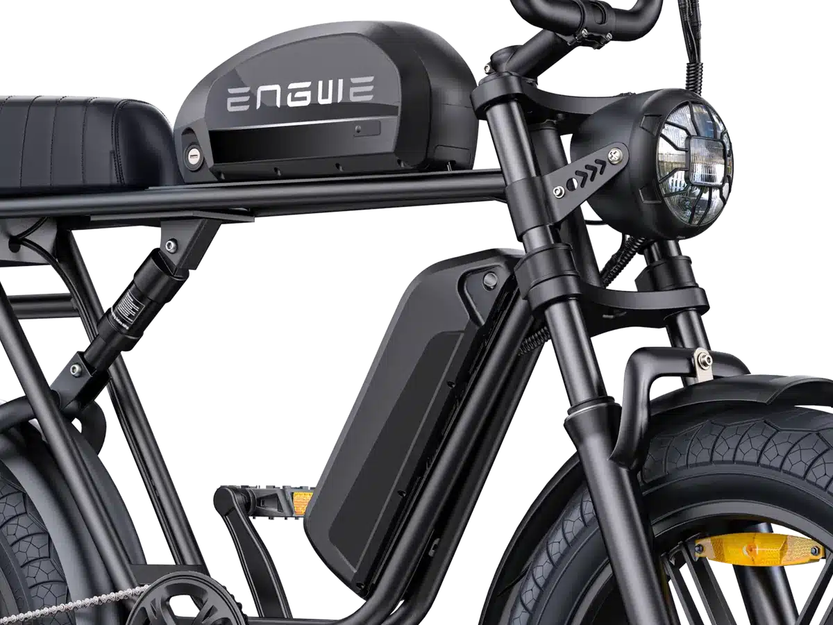 Seitenansicht eines schwarzen ENGWE M1 E-Bikes mit Fokus auf den Rahmen, den seitlich angebrachten Akku, den integrierten Tank mit ENGWE-Logo und den Beginn der Doppelsitzbank.