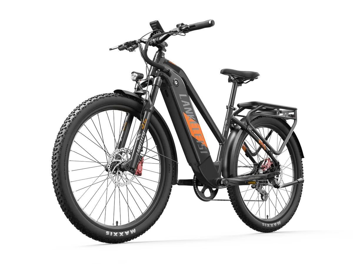Seitenansicht eines schwarzen LANKELEISI MX600PRO Trekking E-Bikes mit Gepäckträger und breiten Reifen.