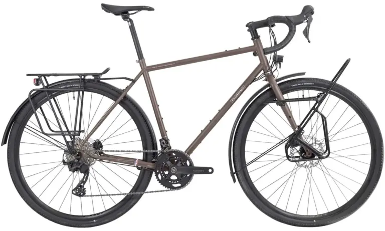 Seitenansicht eines Motobécane 1976-26 Super Randonneur Fahrrads in matt kupferfarben, ausgestattet mit Vorder- und Hinterradträgern sowie Schutzblechen.