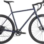 Motobécane TR3 Gravelbike in matt-dunkelblau mit orangefarbenen Dekoren, gesehen von der Seite.