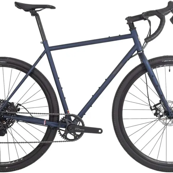Motobécane TR3 Gravelbike in matt-dunkelblau mit orangefarbenen Dekoren, gesehen von der Seite.