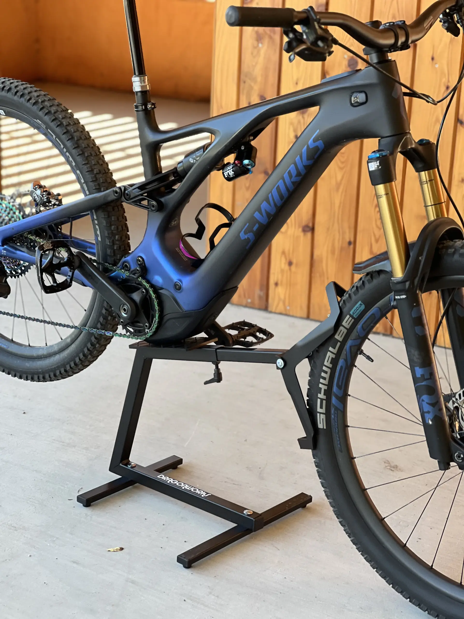 E-Bike auf einem schwarzen Fahrradständer mit frei drehbarem Hinterrad.
