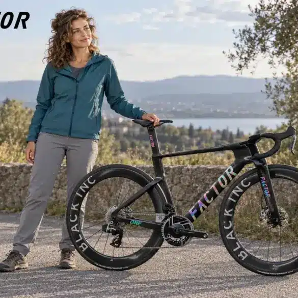KI-generiertes Bild: Frau mit Aero-Rennrad von Factor auf einem Weg oberhalb eines Sees