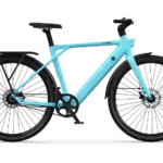 Ansicht des AMANO S900 City-E-Bikes in Hellblau mit schwarzem Gepäckträger und Schutzblechen, auf schwarzem Hintergrund.