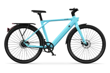 Ansicht des AMANO S900 City-E-Bikes in Hellblau mit schwarzem Gepäckträger und Schutzblechen, auf schwarzem Hintergrund.